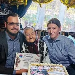 Vatra Moldoviței: O femeie a împlinit 100 de ani. A primit tort și diplomă aniversară