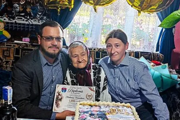 Vatra Moldoviței: O femeie a împlinit 100 de ani. A primit tort și diplomă aniversară