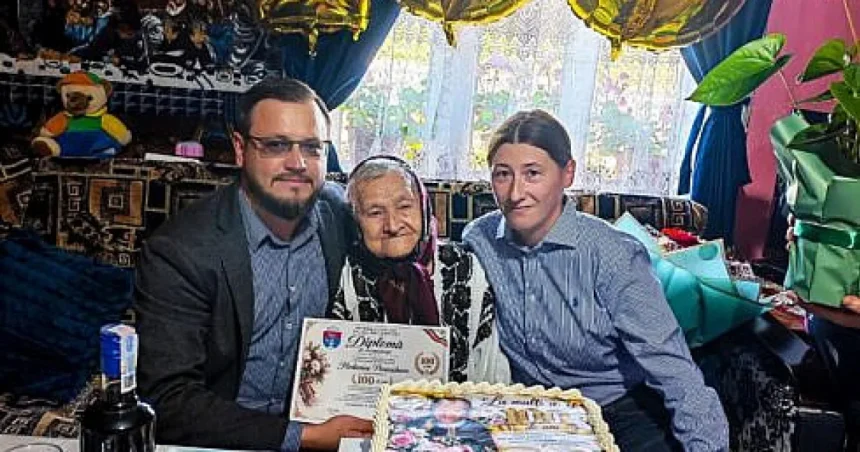 Vatra Moldoviței: O femeie a împlinit 100 de ani. A primit tort și diplomă aniversară