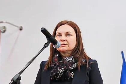 Veronica Grosu îi cere lui Bolojan să oprească înghețarea salariilor și pensiilor