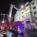 14 autospeciale au stins incendiul de la acoperișul unui bloc din Burdujeni