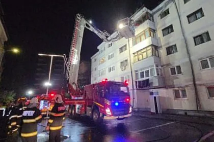 14 autospeciale au stins incendiul de la acoperișul unui bloc din Burdujeni