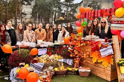 600 de elevi din Rădăuți au participat la târgul „Culorile toamnei la Hurmuzachi”