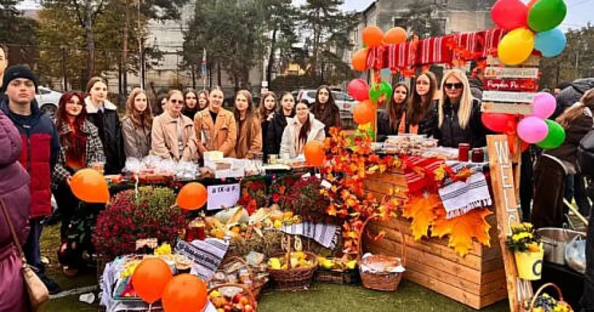 600 de elevi din Rădăuți au participat la târgul „Culorile toamnei la Hurmuzachi”