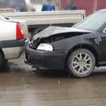 Accident cu 3 mașini pe strada Grigore Alexandru Ghica din Suceava. O femeie la spital