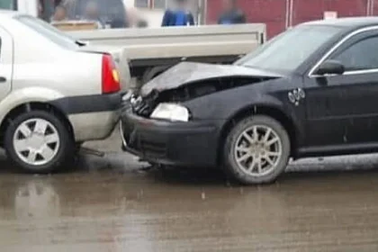Accident cu 3 mașini pe strada Grigore Alexandru Ghica din Suceava. O femeie la spital