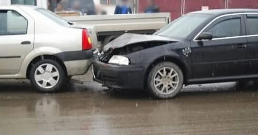 Accident cu 3 mașini pe strada Grigore Alexandru Ghica din Suceava. O femeie la spital