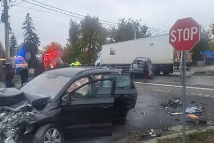 Accident cu un autotren și două autoturisme la Drăgușeni: o persoană rănită