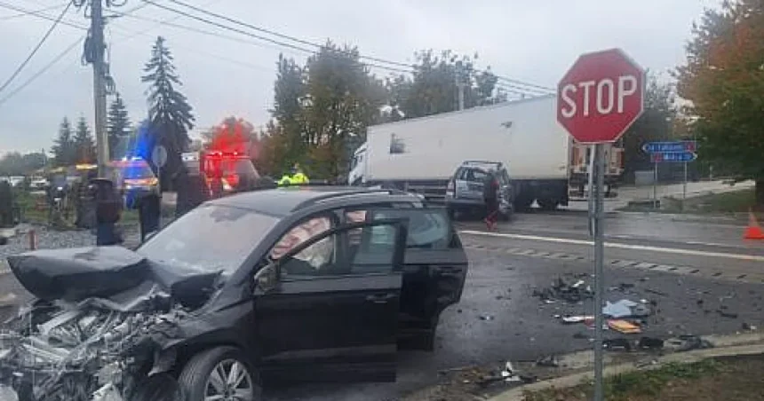 Accident cu un autotren și două autoturisme la Drăgușeni: o persoană rănită