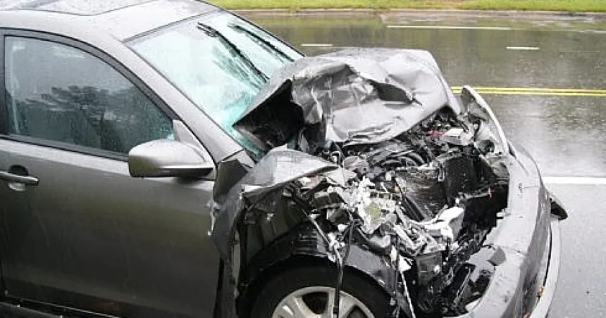 Accident grav la Măriței: o femeie rănită și un stâlp de electricitate distrus