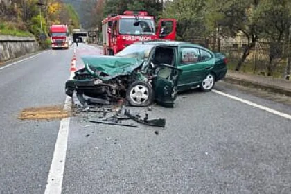 Accident la Iacobeni: patru persoane încarcerate