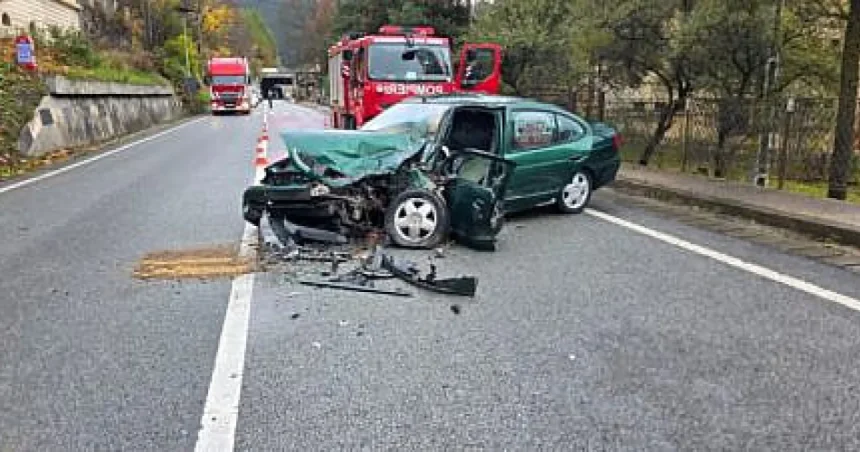 Accident la Iacobeni: patru persoane încarcerate