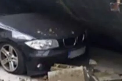 Accident pe DN 17A: Audi din Austria a lovit frontal o mașină și a proiectat-o în zid