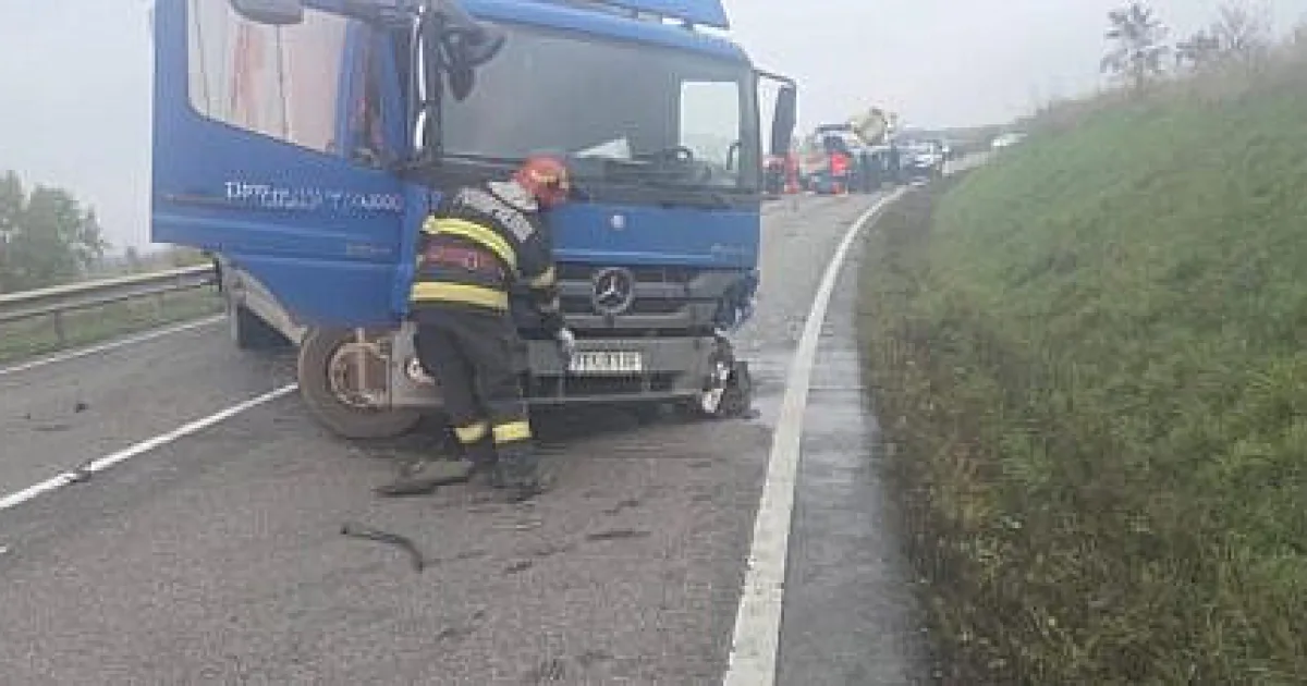Accident pe E85 la Bunești: șoferiță încarcerată, trafic blocat