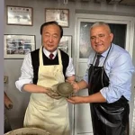 Ambasadorul Coreei, în vizită la Suceava. A modelat un vas din lut cu „Bucovina-Korea”