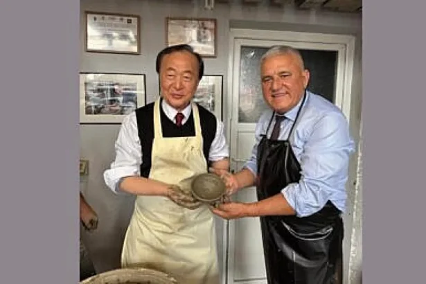 Ambasadorul Coreei, în vizită la Suceava. A modelat un vas din lut cu „Bucovina-Korea”