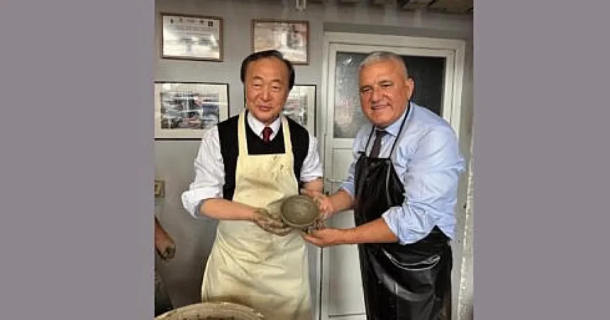 Ambasadorul Coreei, în vizită la Suceava. A modelat un vas din lut cu „Bucovina-Korea”