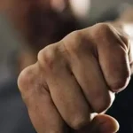 Arest 24 de ore pentru un bărbat care a lovit cu pumnul un necunoscut