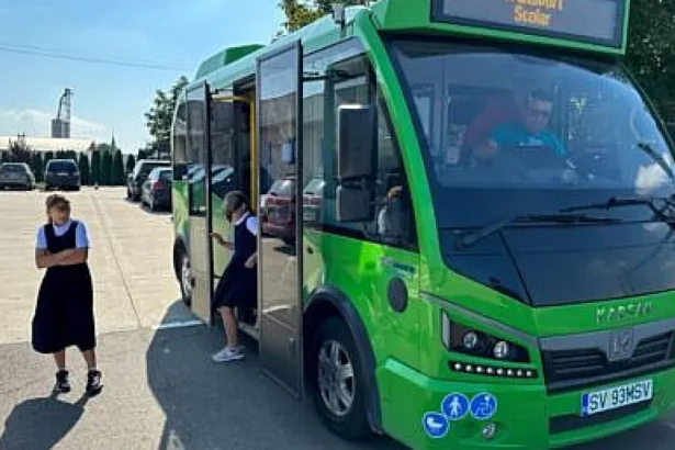 Autobuz școlar mărit pe Aleea Dumbrăvii din Suceava, deviat pe Putnei