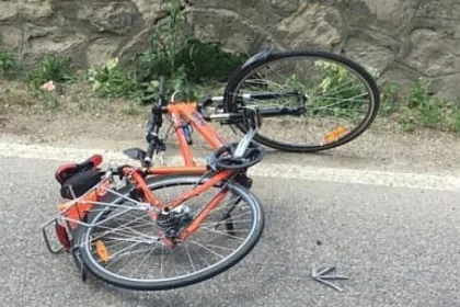 Bărbat în stare de ebrietate, accidentat după ce a căzut de pe bicicletă în Dornești