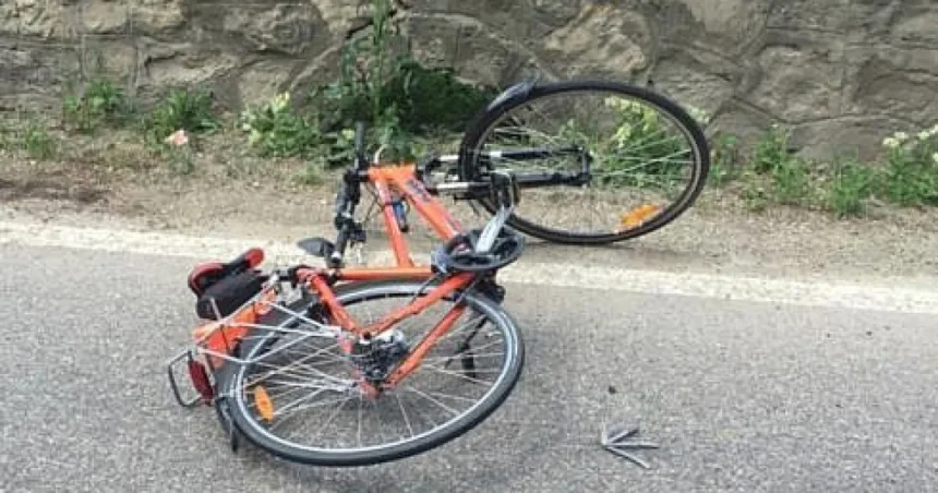 Bărbat în stare de ebrietate, accidentat după ce a căzut de pe bicicletă în Dornești