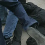 Bătut cu parul de un prieten după o ceartă pornită de la un joc de cărți