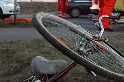 Biciclist rănit într-un accident rutier la Cornu Luncii