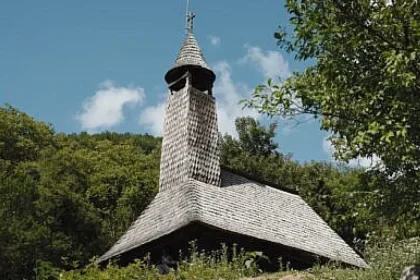 Biserică din 1677 și moară de familie, în Ținutul Pădurenilor