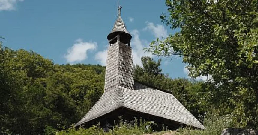 Biserică din 1677 și moară de familie, în Ținutul Pădurenilor
