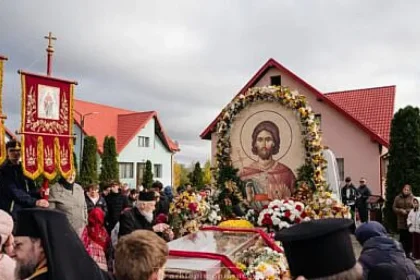 Bucuria întâlnirii cu Sfântul Ioan cel Nou, în a doua zi a procesiunii prin eparhie