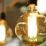 Când lumina se aprinde singură și secretul stă în fir