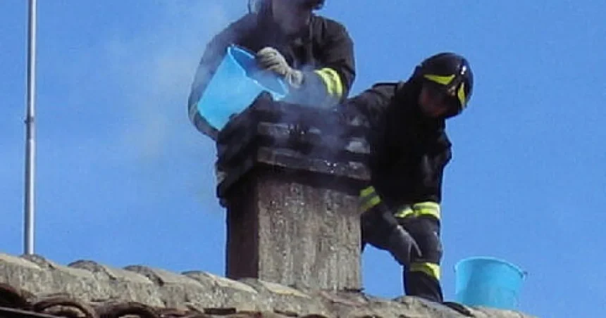 Casă din Rădășeni, cuprinsă de flăcări din cauza coșului de fum
