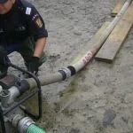 Casă din Vatra Dornei inundată din cauza unei țevi sparte pe drumul public