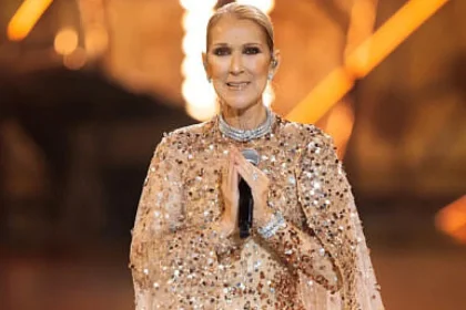 Celine Dion a căzut pe scenă la un concert din Paris