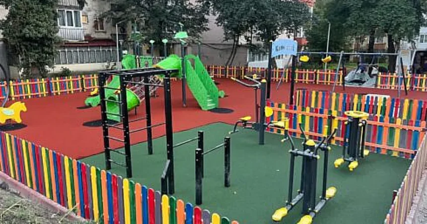 Copiii din Suceava au un nou loc de joacă pe Aleea Venus