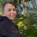 Denis, 13 ani, patru operații, scolioză severă: ajutați-l să crească drept