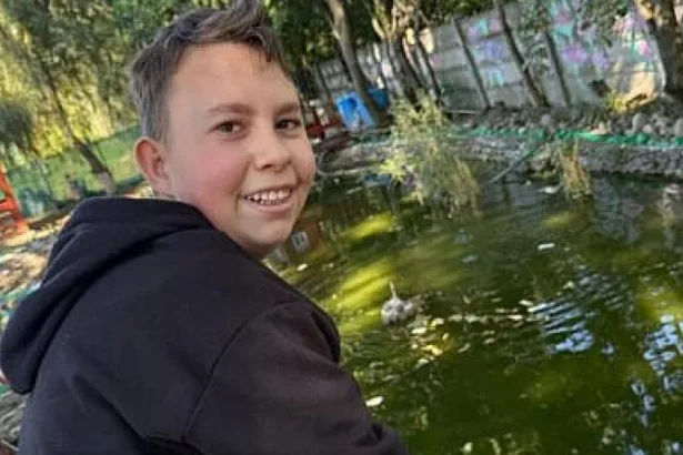 Denis, 13 ani, patru operații, scolioză severă: ajutați-l să crească drept
