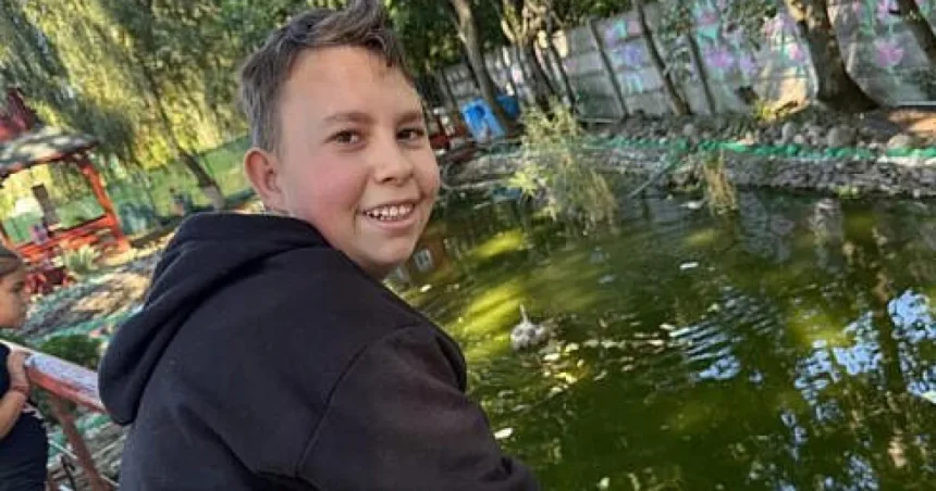 Denis, 13 ani, patru operații, scolioză severă: ajutați-l să crească drept