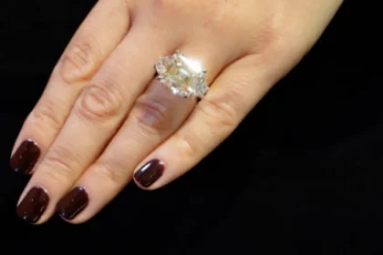 Diamant de peste 9 carate, scos la licitație de la 50.000 de euro