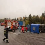 DN 17 blocat în Pojorâta după răsturnarea unui TIR cu semințe de floarea-soarelui