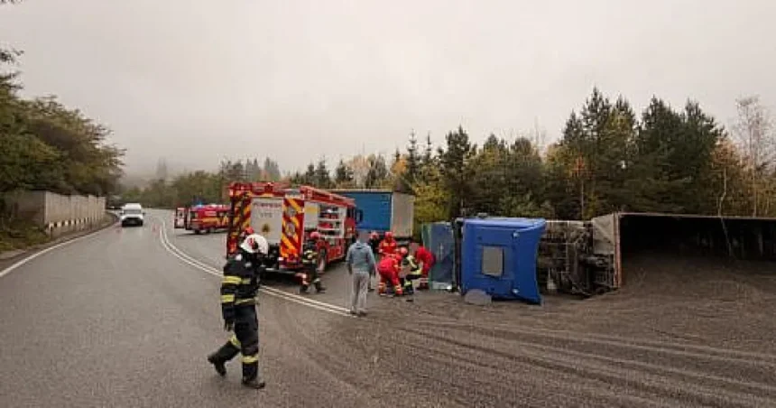 DN 17 blocat în Pojorâta după răsturnarea unui TIR cu semințe de floarea-soarelui