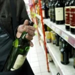 Dosar penal după ce a băut o sticlă de vodka într-un supermarket din Fălticeni