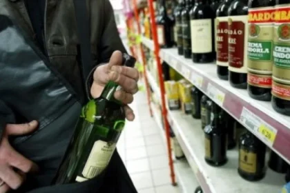 Dosar penal după ce a băut o sticlă de vodka într-un supermarket din Fălticeni