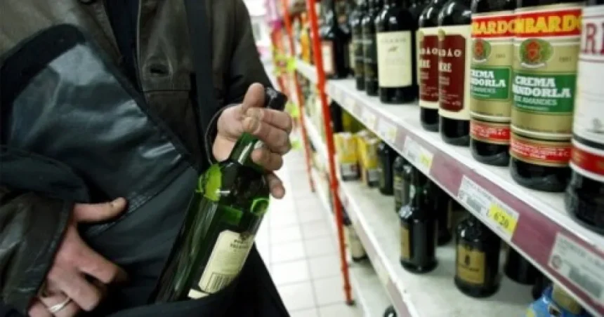 Dosar penal după ce a băut o sticlă de vodka într-un supermarket din Fălticeni