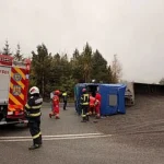 Drum din Pojorâta acoperit cu semințe după răsturnarea unui TIR. Trafic blocat (foto)