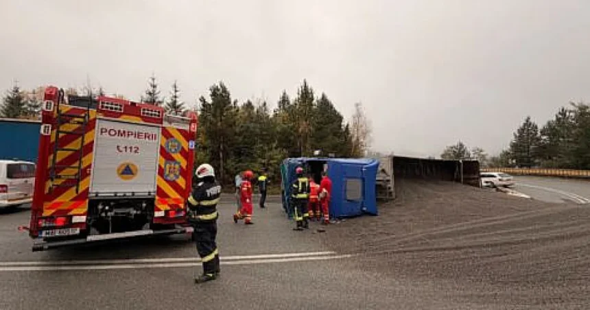 Drum din Pojorâta acoperit cu semințe după răsturnarea unui TIR. Trafic blocat (foto)
