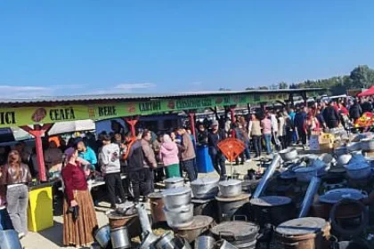 Fabrica de mici de la Verești, luată cu asalt duminica. Peste 6.000 de mici vânduți rapid