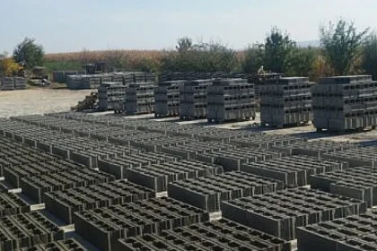 Fabrică ilegală de bolțari din Suceava, închisă de Garda de Mediu. Amendă de 30.000 de lei