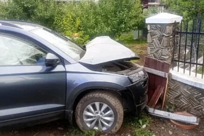 Familie din Rădăuți spitalizată după ce șoferul a adormit la volan și a lovit un gard