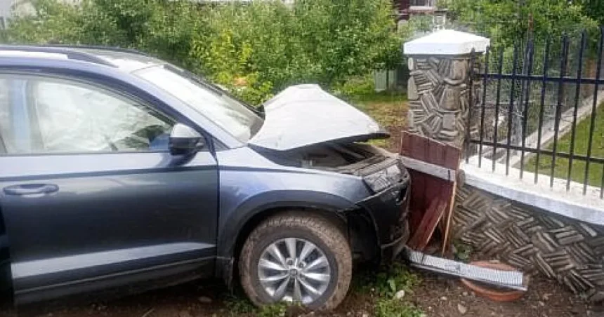 Familie din Rădăuți spitalizată după ce șoferul a adormit la volan și a lovit un gard
